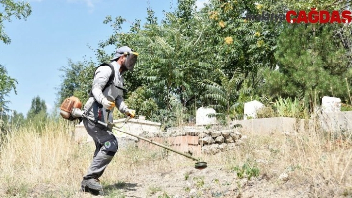 Mamak'ta mezarlıklar bayrama hazırlanıyor