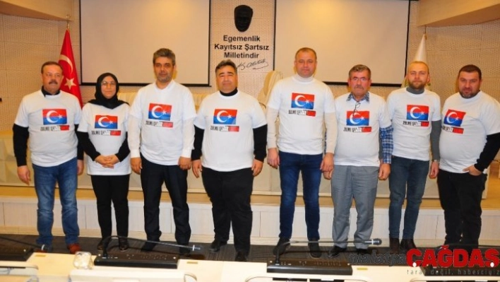 Manisa'da Belediye Meclis üyelerinden Çin zulmüne tişörtlü tepki