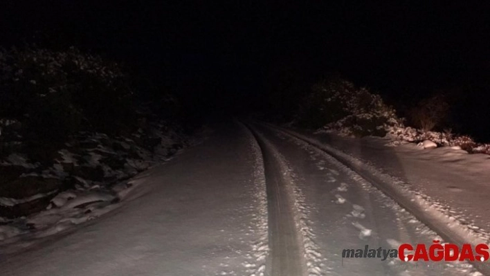 Manisa'da karla mücadele gece boyu devam etti