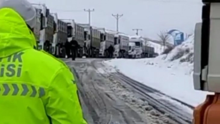 Mardin'de kar yağışı etkili oldu, onlarca tır kuyruğu oluştu