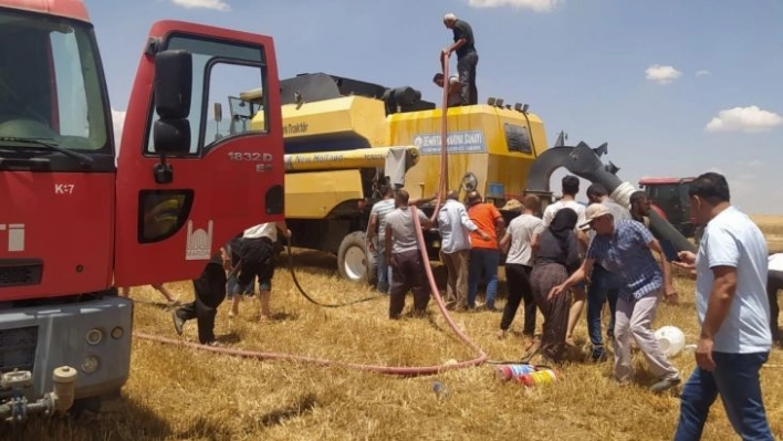 Mardin'de tarlada çalışan biçerdöverden yangın çıktı