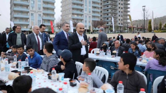 Mardin Valisi Demirtaş, iftarda vatandaşlarla bir araya geldi