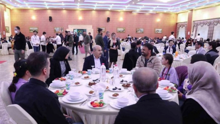 Mardin Valisi Vali Demirtaş öğrencilerle iftarda bir araya geldi