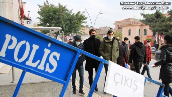 Maske kullanımı yüzde 100, sosyal mesafe yetersiz