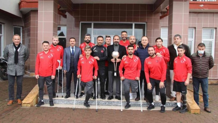 Mecnun Otyakmaz, Ampute Futbol Milli Takımı'nı altınla ödüllendirdi