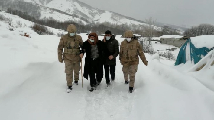 Mehmetçik, mahsur kalan yaşlı hasta için seferber oldu