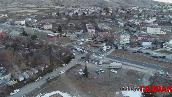 Mehmetçik Sivrice'de vatandaşların çadırını kurdu