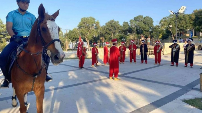 Mehteran takımı ve Atlı Jandarma Timi vatandaşlara  Osmanlı dönemini yaşattı