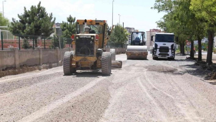 Melikgazi, asfalt yenileme çalışmaları ile daha konforlu ulaşım sunuyor