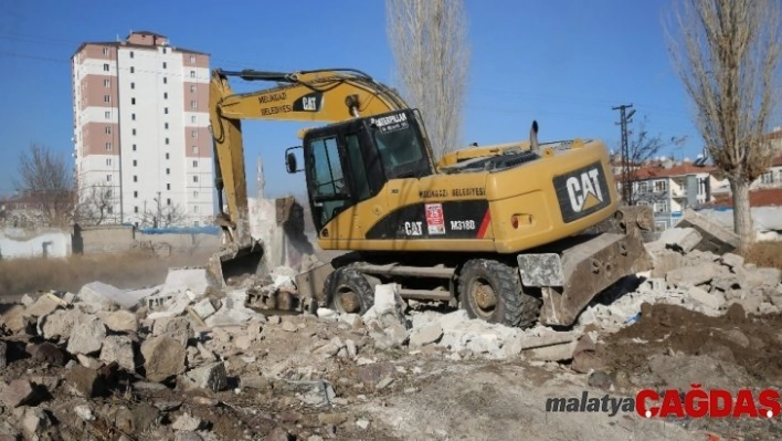 Melikgazi, metruk binalardan temizleniyor