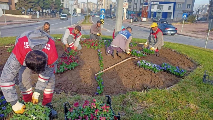 Melikgazi'nin Kavşakları Çiçeklerle Renklendi