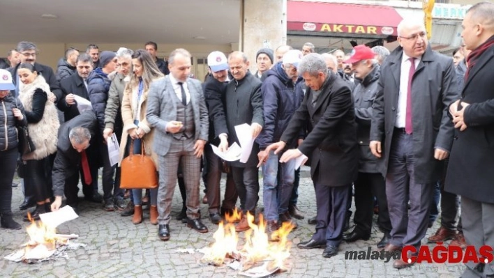 Memurlar bordro yakıp ısındı