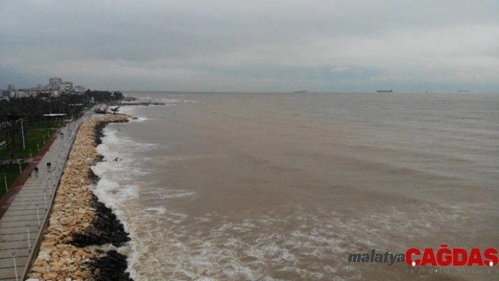 Mersin'de deniz çamura bulandı