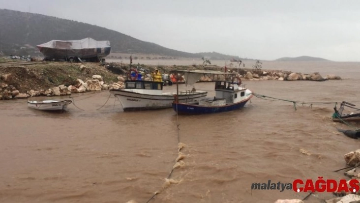 Mersin'de elektrik direkleri devrildi, fırtına tekneleri batırdı