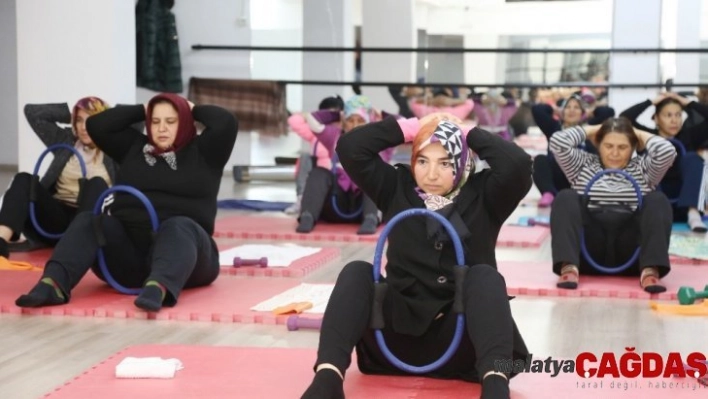 Mersin'de kadınlar step ve aerobik yaparak zayıflıyor