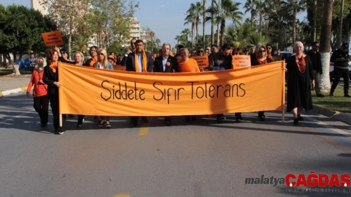 Mersinli kadınlardan 'Kadın Şiddetine Sıfır Tolerans' yürüyüşü