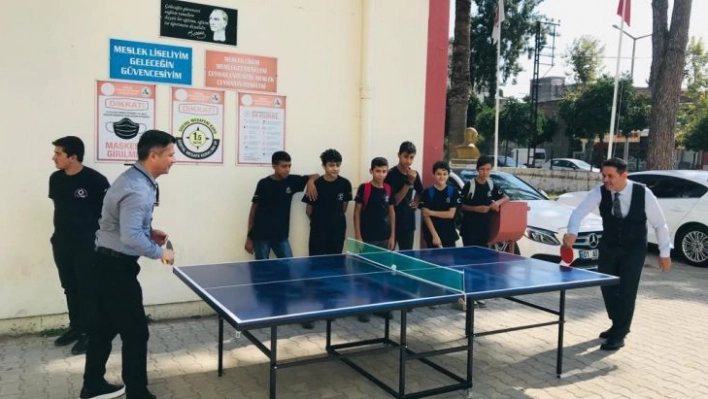 Meslek lisesi öğrencileri, okullara tenis masası üretiyor