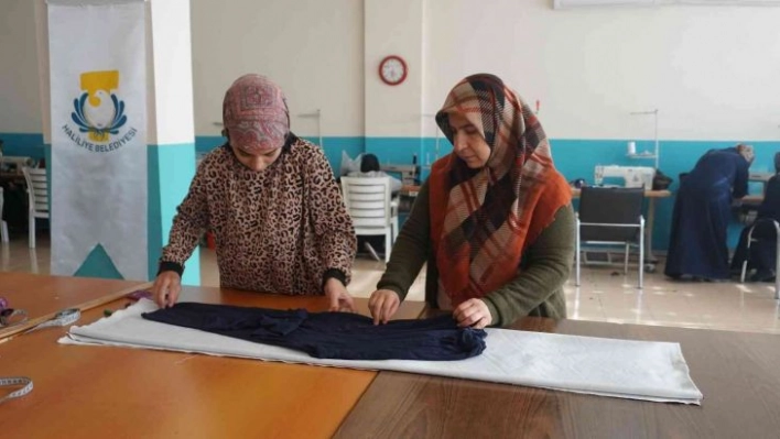 Meslek öğrenen kadınlardan Başkan Canpolat'a teşekkür