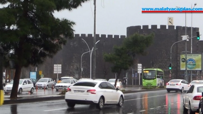 Meteorolojinin uyarısı sonrası Diyarbakır'da sağanak yağış başladı