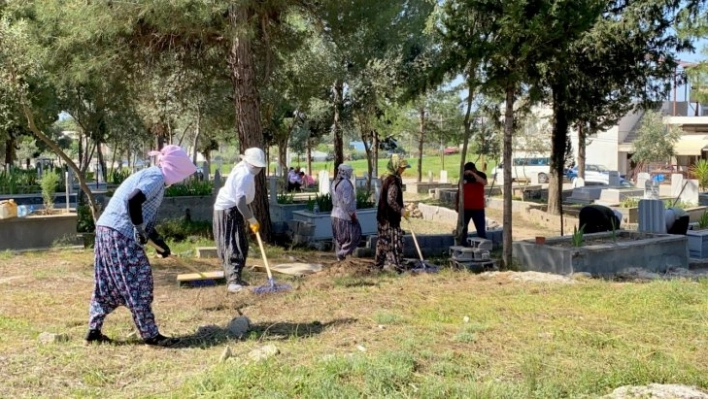 Mezarlıklarda bayram temizliği