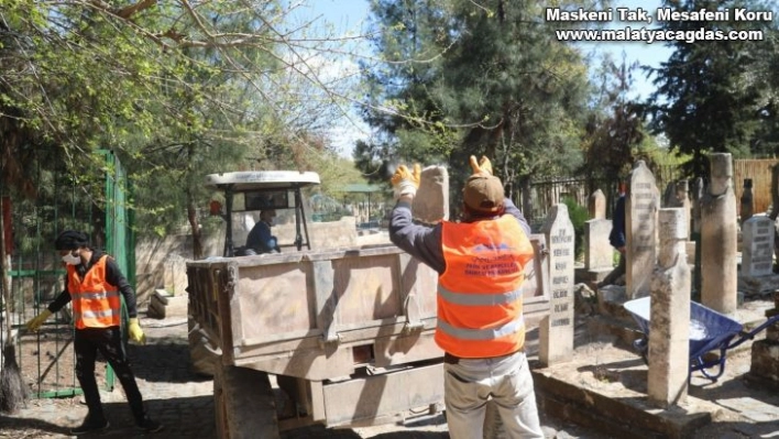 Mezarlıklarda Ramazan hazırlığı