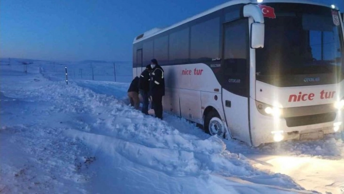 Midibüsler mahsur kaldı, ekipler kurtardı