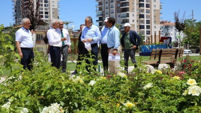 Milletvekili Çakır ve Güder, gül bahçesini inceledi