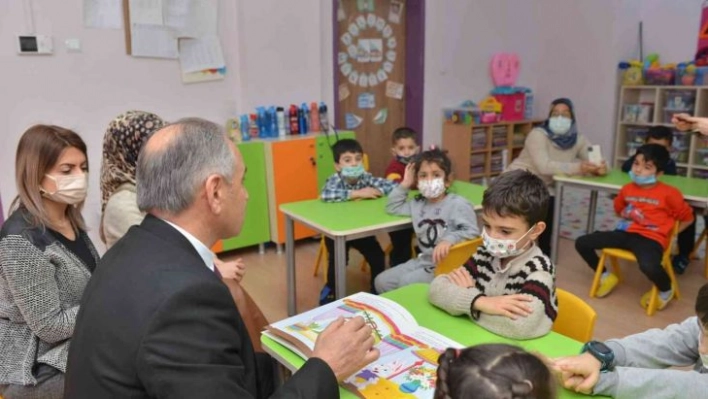 Milli Eğitim Müdürü Gürtürk, öğrencilere masal okudu