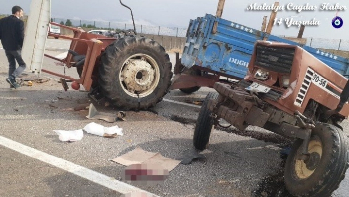 Minibüs ile çarpışan traktör ikiye bölündü: 2 yaralı