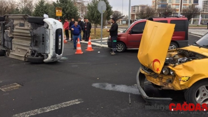 Minibüs ile otomobil çarpıştı: 1 yaralı