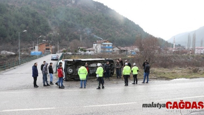 Minibüs ırmağa uçmaktan son anda kurtuldu