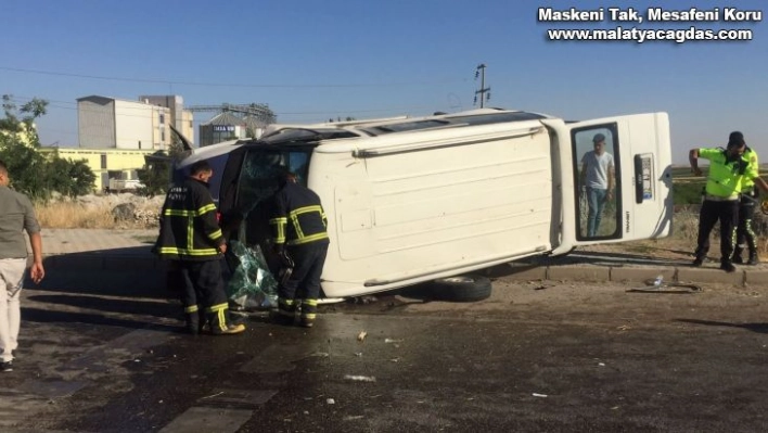 Minibüs kaldırıma çapıp devrildi: 5 yaralı