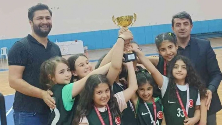 Minik basketbolcuların gözü yükseklerde