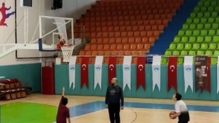 Minik basketbolcunun attığı top, potada 'asılı' kaldı