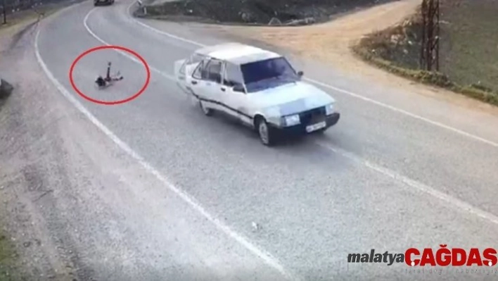 Minik kız seyir halindeki otomobilden düştü