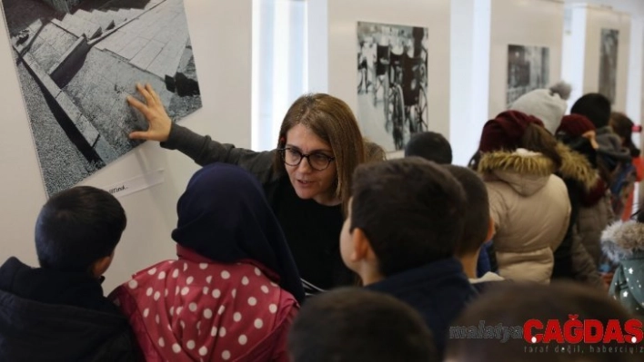 Minik öğrenciler, fotoğraf sergisinde Rektör Çomaklı ile bir araya geldi