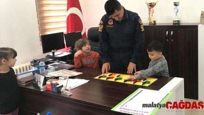 Minik öğrenciler Jandarma Komutanıyla oyun oynadı