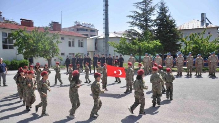 Minik öğrencilerden jandarmaya moral