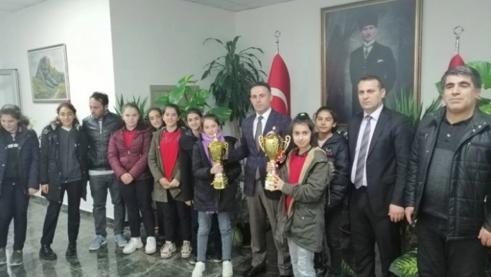 Minik şampiyonlar kaymakam Doğan'ı ziyaret etti