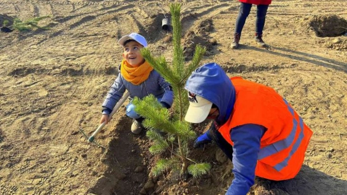 Minikler fidan dikerek doğaya nefes oldu