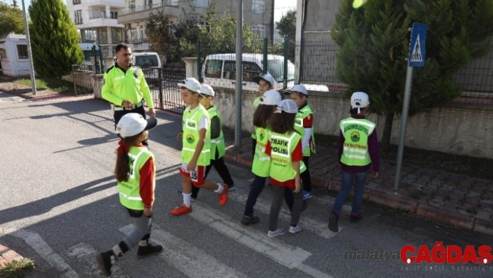 Minikler hem eğleniyor hem öğreniyor