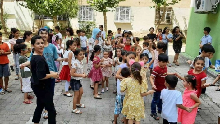 Minikler mezuniyetlerini oyun havalarıyla kutladı