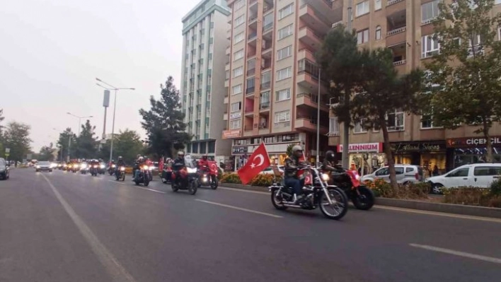 Motor tutkunları, Cumhuriyetin 98'nci yıl dönümü için Türk bayraklarıyla Diyarbakır'ı turladı