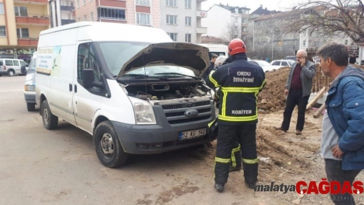 Motora sıkışan kediyi itfaiye kurtardı