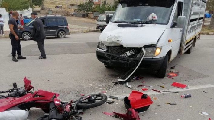 Motosiklet ile kamyonet kafa kafaya çarpıştı: 2 yaralı