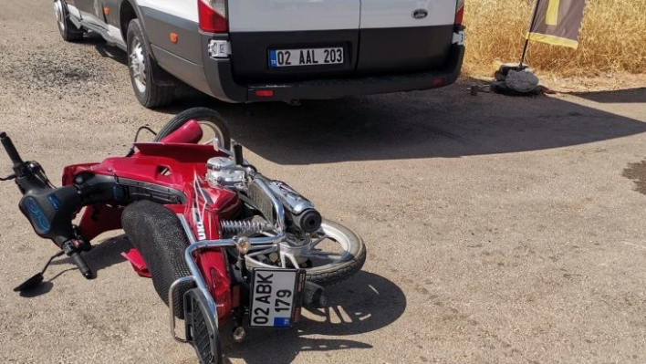 Motosiklet ile minibüs çarpıştı: 1 yaralı