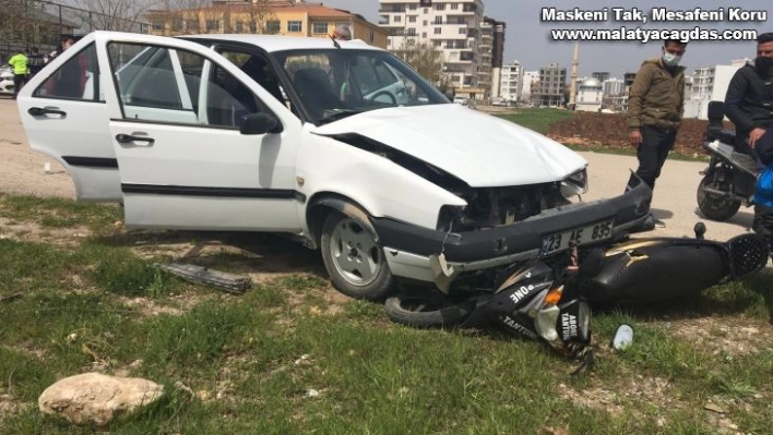 Motosiklet ile otomobil çarpıştı: 1 yaralı