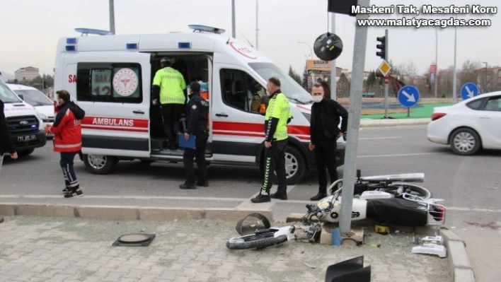 Motosiklet önce kaldırıma sonra direğe çarptı: 2 yaralı