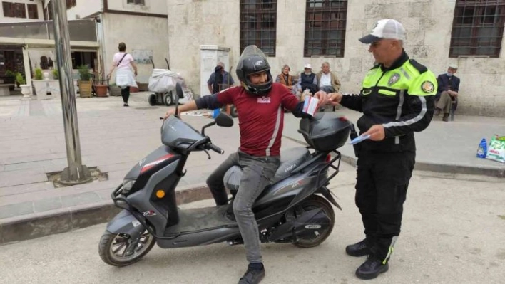 Motosiklet ve motorlu bisiklet sürücülerine trafik güvenliği denetimi