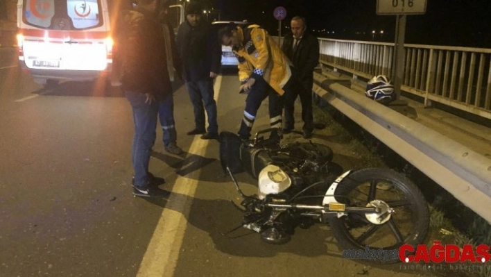 Motosikletiyle kırmızı ışıkta duran araca çarptı: 1 yaralı